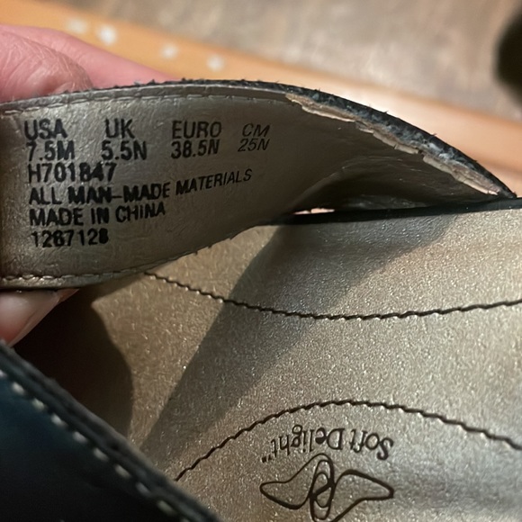 Soft Style Sandals - Picture 4 of 5